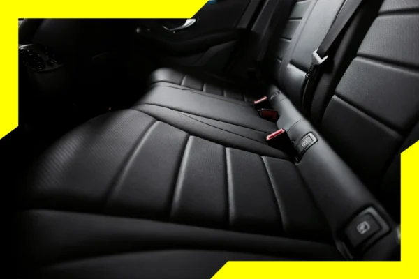 Samochód detailingowany przed domem klienta, zespół pracujący na miejscu