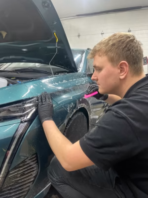 Paweł Sanecznik właściciel Banana Car Detailing oklejający samochód folią PPF