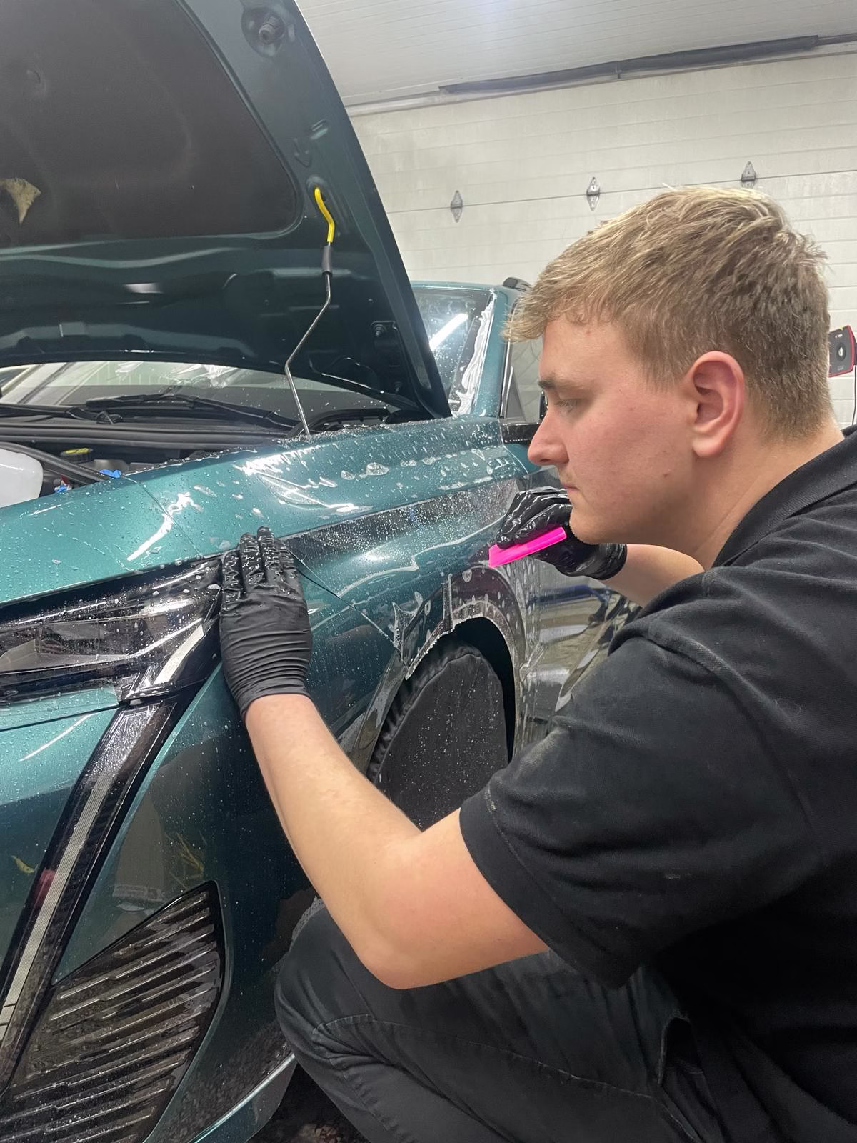 Paweł Sanecznik właściciel Banana Car Detailing oklejający samochód folią PPF