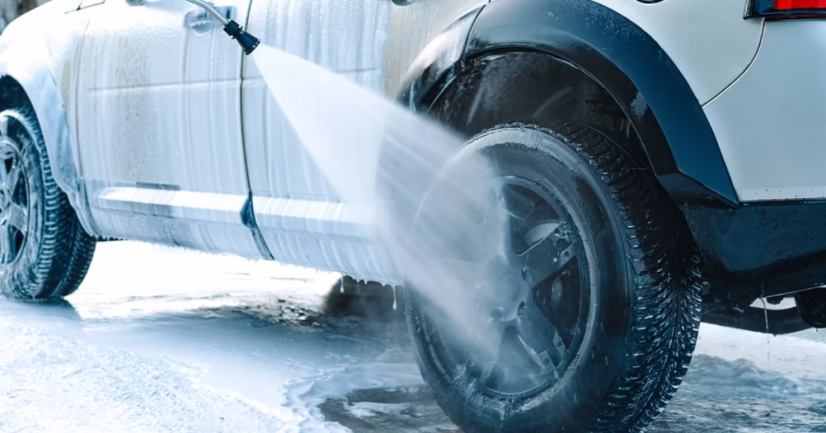 Mycie samochodu zimą – bezpieczne zasady